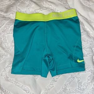 Nike pros size large